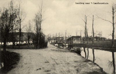 16416 Gezicht op de Kerkdijk met wetering en bebouwing te Achttienhoven.N.B. De straatnaam Kerkdijk is later gewijzigd ...